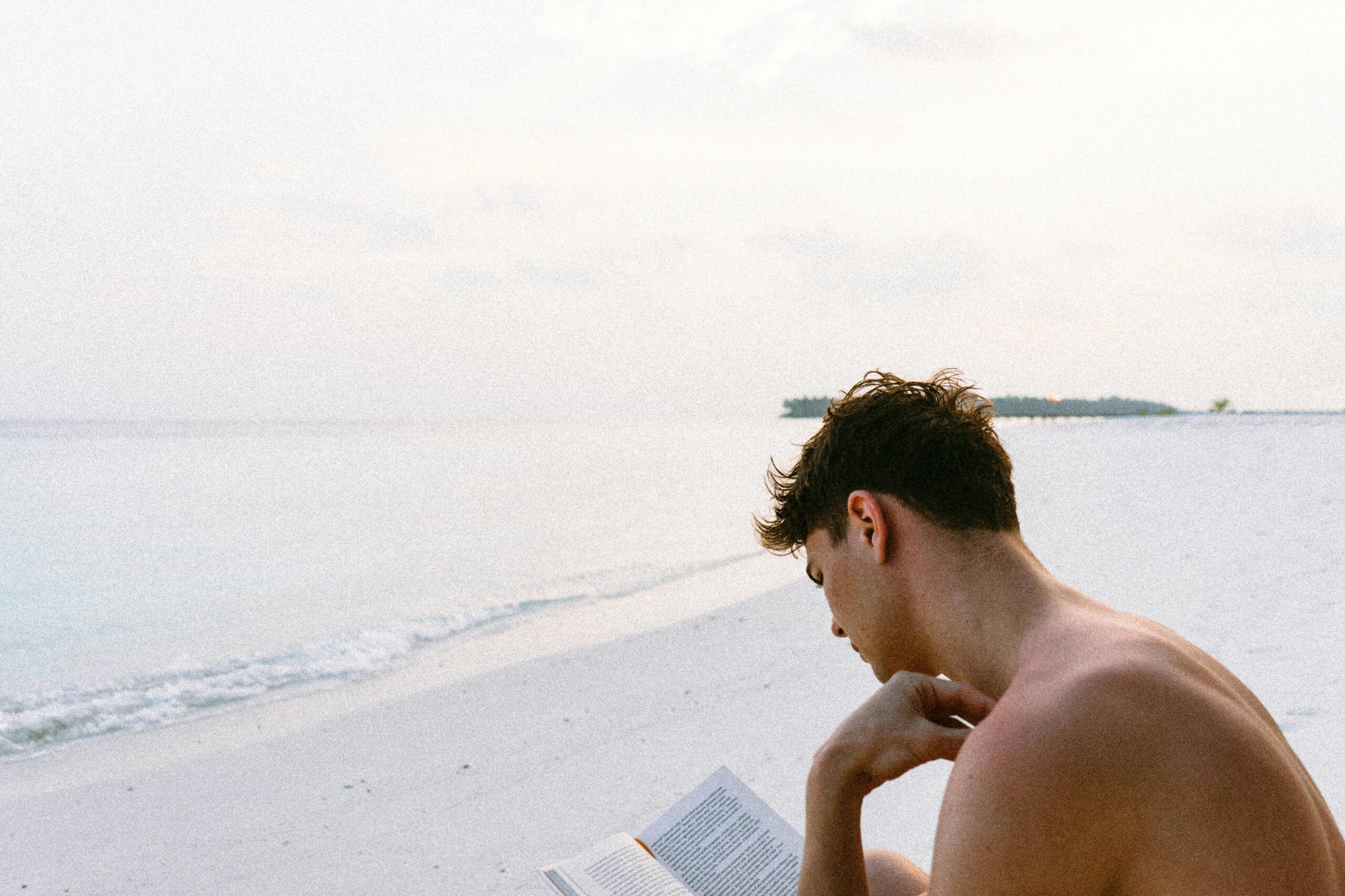 Pessoa lendo um livro para autoconhecimento e crescimento pessoal