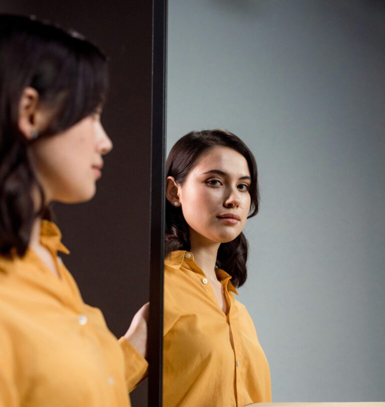 Mulher refletindo sobre si mesma e conectada com sua fé e propósito.