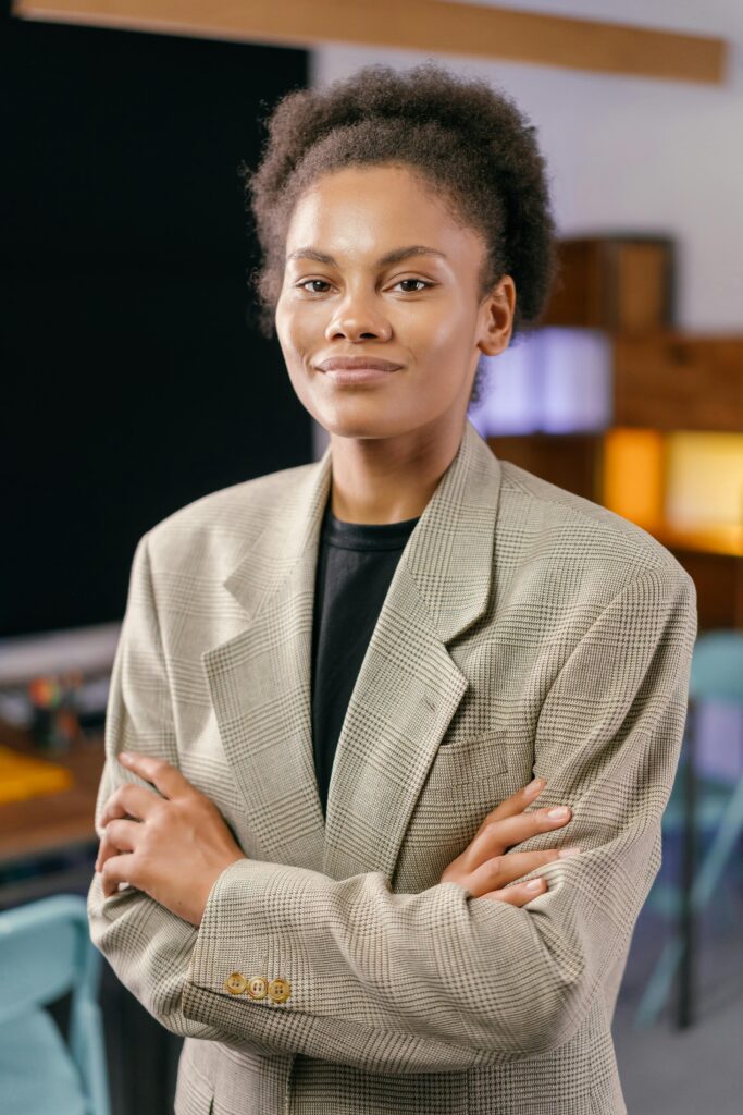 Mulher negra superando bloqueios internos e avançando em direção aos seus objetivos