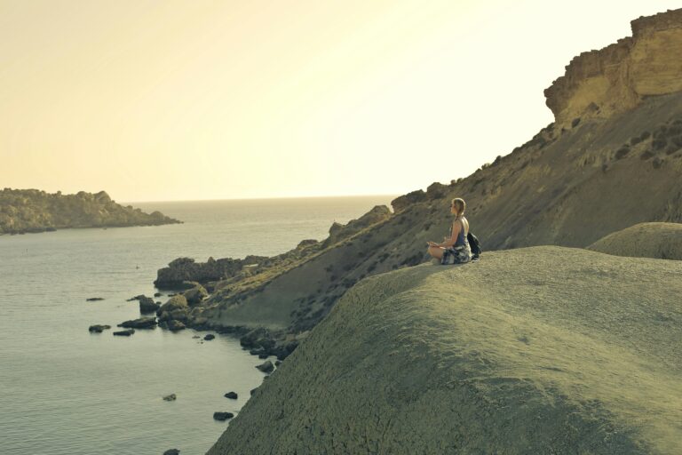 Mulher encarando o medo com coragem diante de um desafio