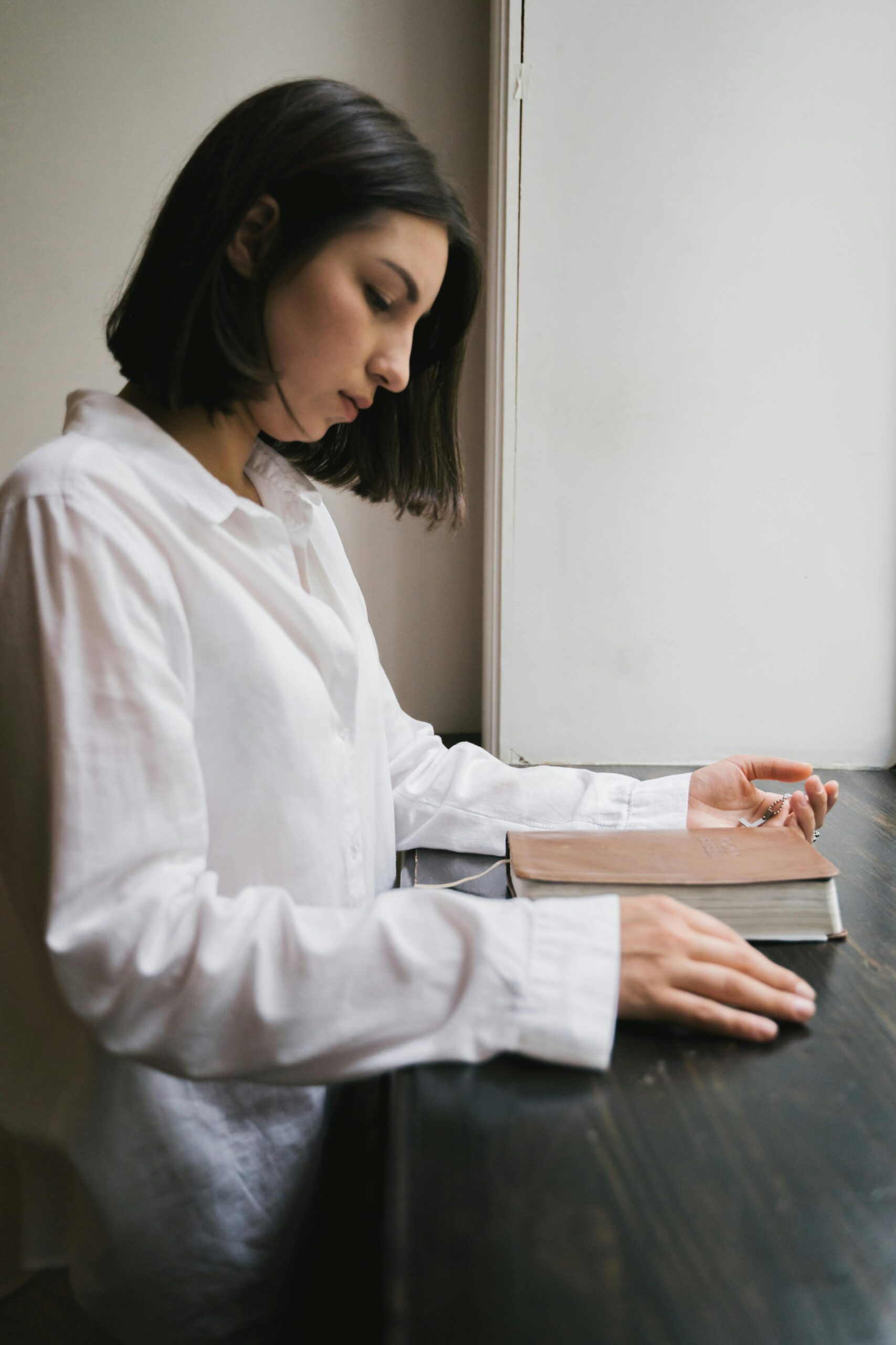 Mulher buscando sabedoria espiritual para tomar decisões na vida e nos negócios.