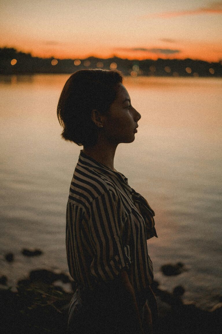 Empreendedora com mentalidade positiva, escrevendo metas com foco e fé.