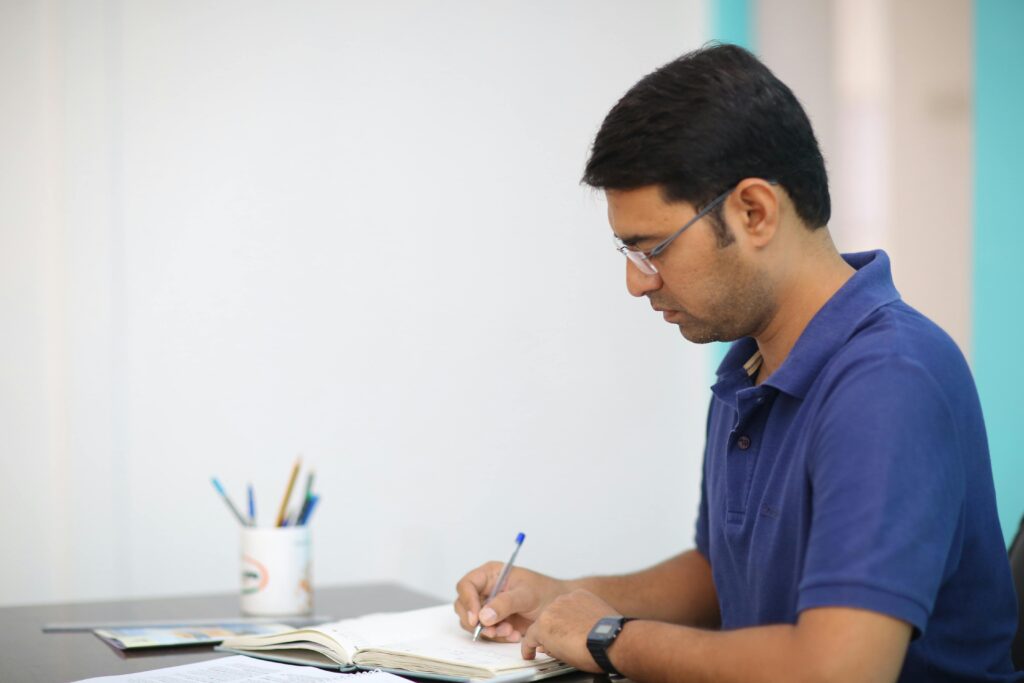 Homem aprendendo com foco e intencionalidade, refletindo sucesso e crescimento pessoal.