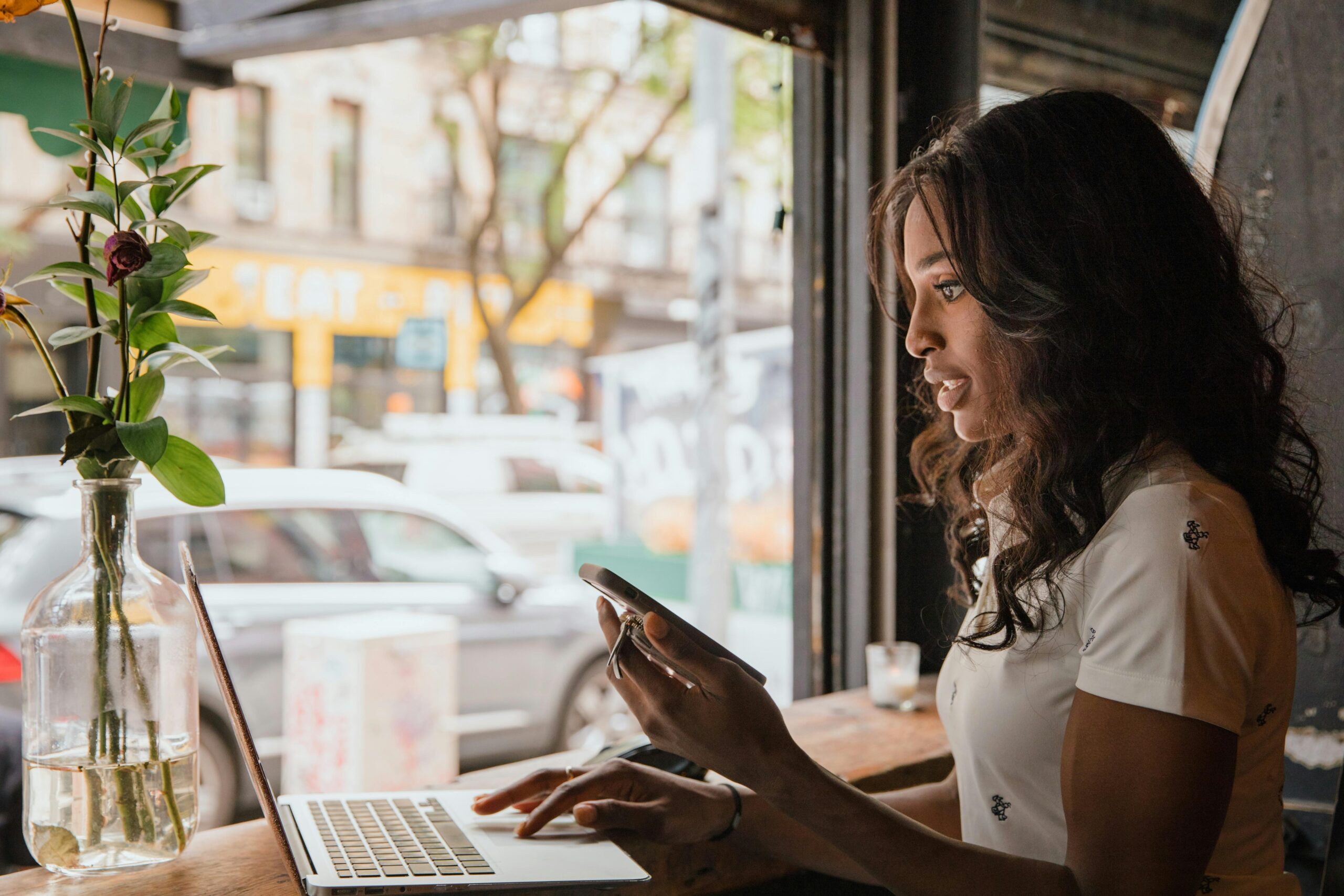 Pessoa trabalhando de forma remota para gerar renda extra online.