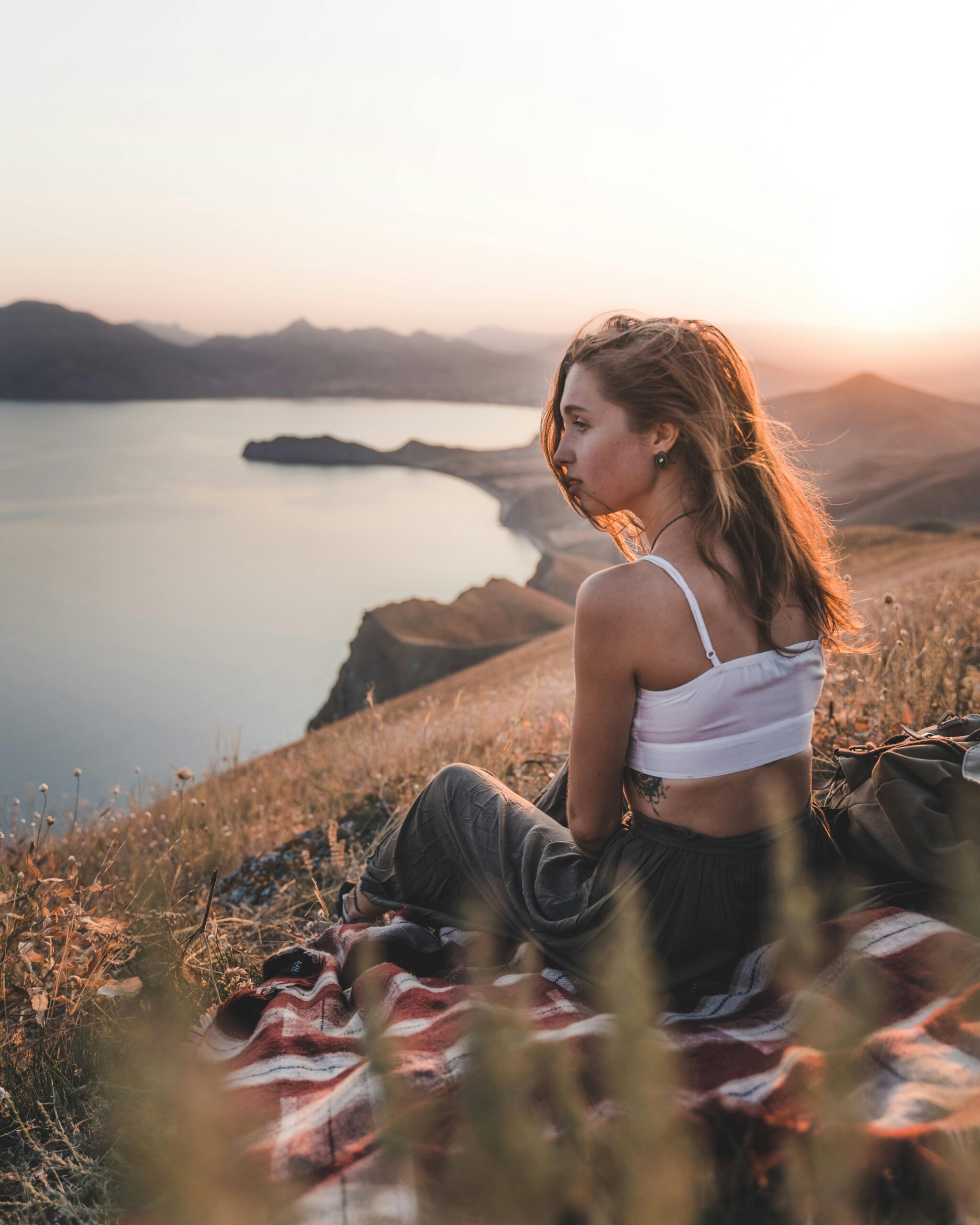 Mulher conectada com sua essência durante um momento de silêncio e solitude.