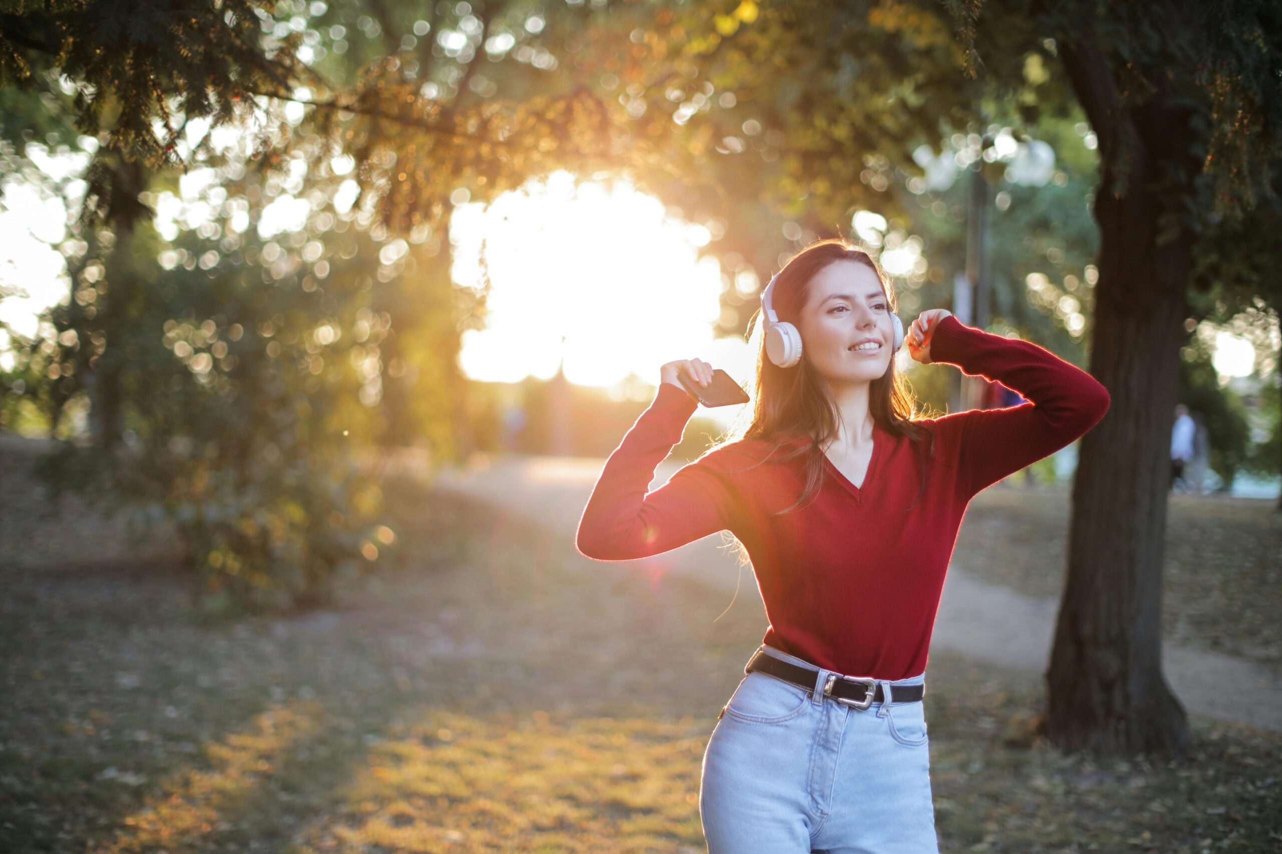 Mulher sorrindo e refletindo sobre a diferença entre sucesso e felicidade.