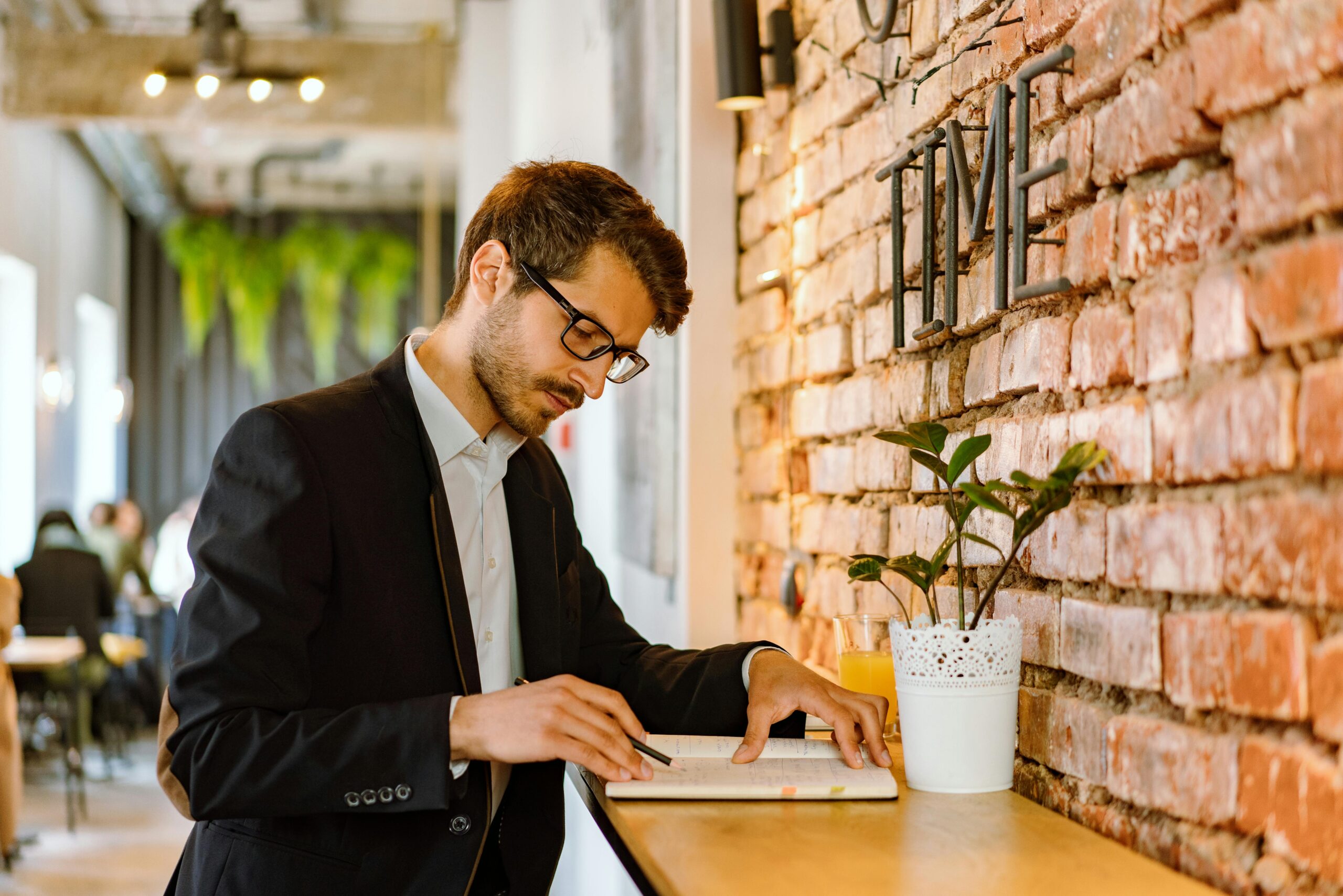 : Pessoa usando técnicas de produtividade para organizar o dia.