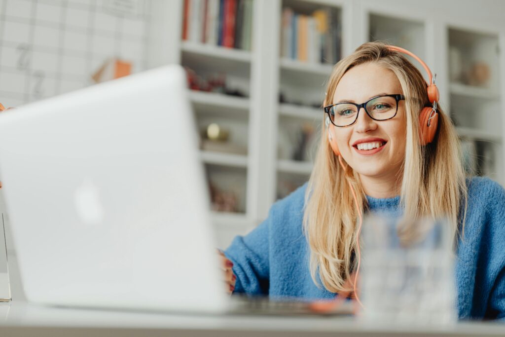 Empreendedora trabalhando com o que ama e construindo um negócio com propósito.