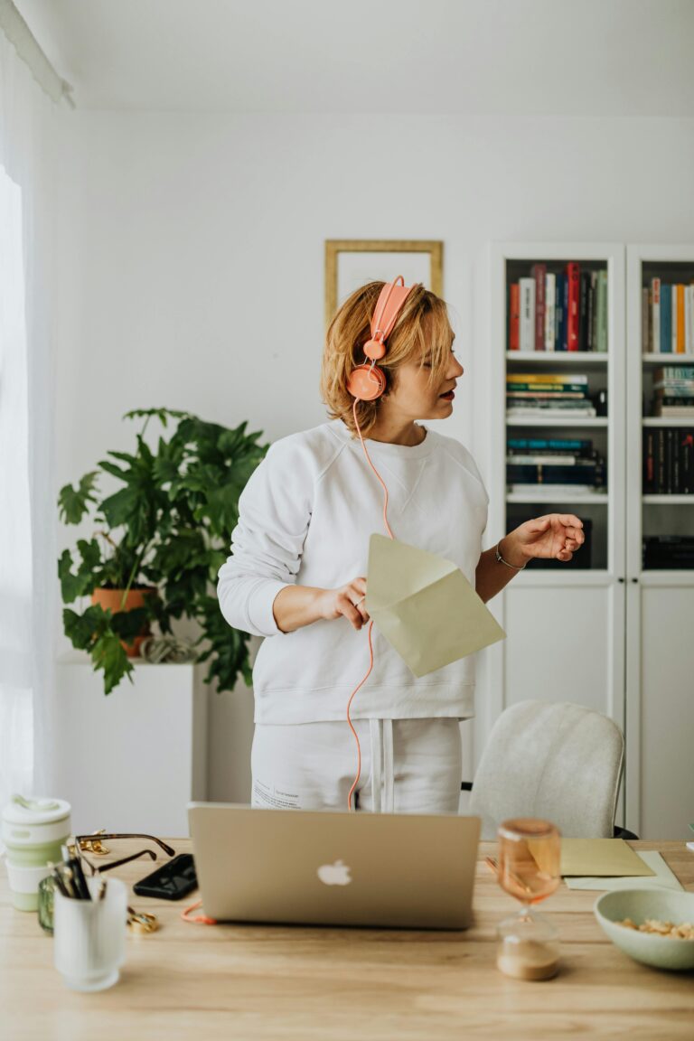 Mulher em alta performance, seguindo hábitos e mentalidade de sucesso.