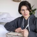 Mulher empreendedora descobrindo novas fontes de renda com suas habilidades naturais