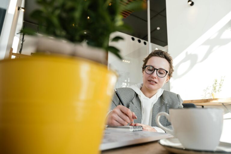 Mulher planejando sua semana com leveza e foco em um ambiente tranquilo