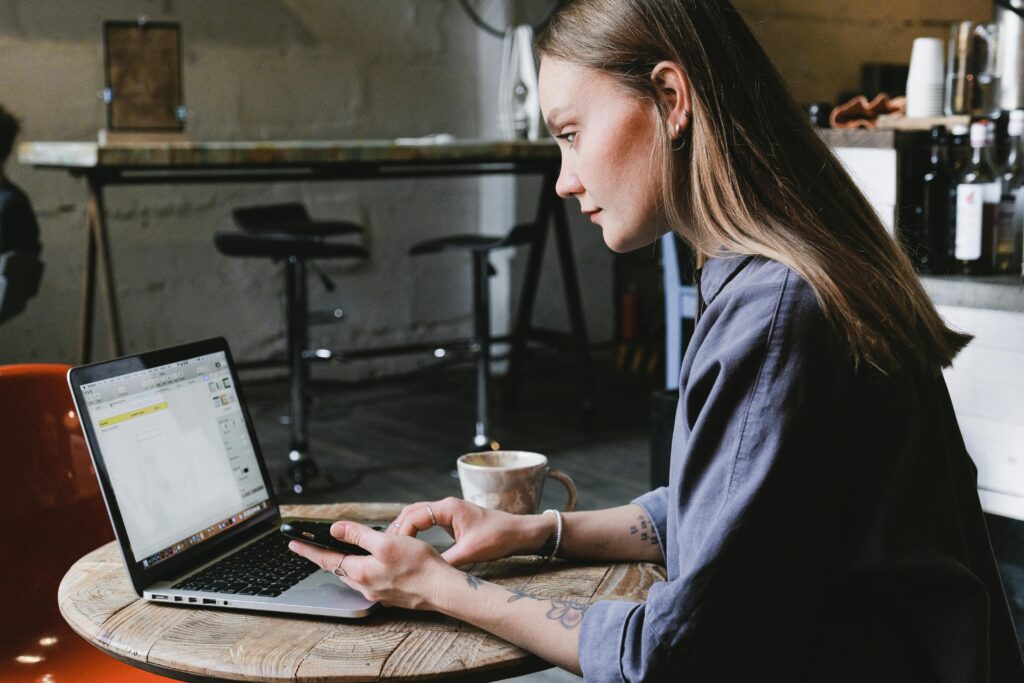 Empreendedora calculando valores e planejando como precificar seu trabalho de forma justa.
