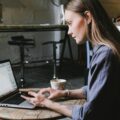Empreendedora calculando valores e planejando como precificar seu trabalho de forma justa.