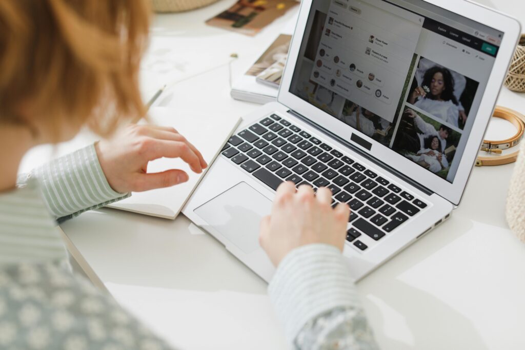 Profissional construindo autoridade digital através de conteúdo, sem precisar se expor.