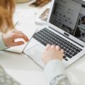 Profissional construindo autoridade digital através de conteúdo, sem precisar se expor.