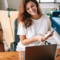 Empreendedora construindo um negócio com propósito e atraindo clientes alinhados com seus valores.