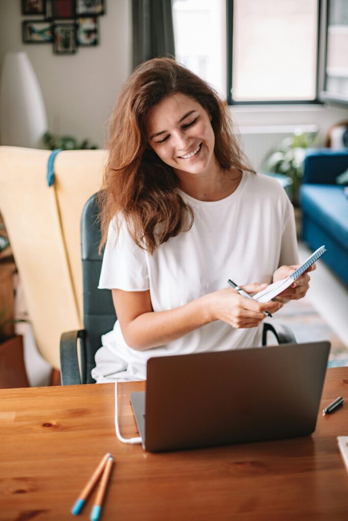 Empreendedora construindo um negócio com propósito e atraindo clientes alinhados com seus valores.