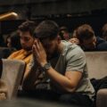 Pessoa refletindo sobre os sentimentos em sua jornada espiritual com Deus