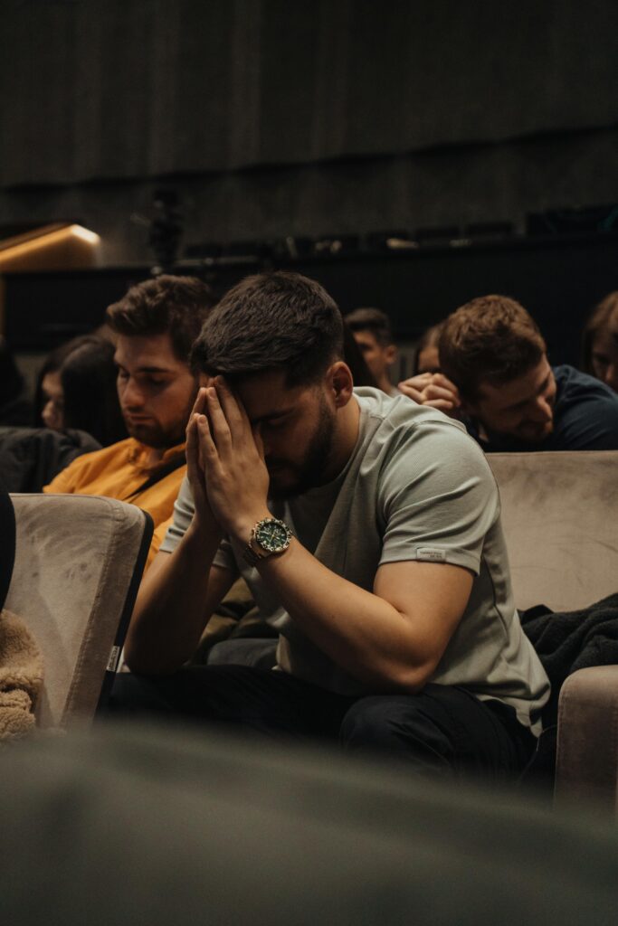 Pessoa refletindo sobre os sentimentos em sua jornada espiritual com Deus