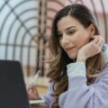Empreendedora planejando produto digital baseado em seu conhecimento.