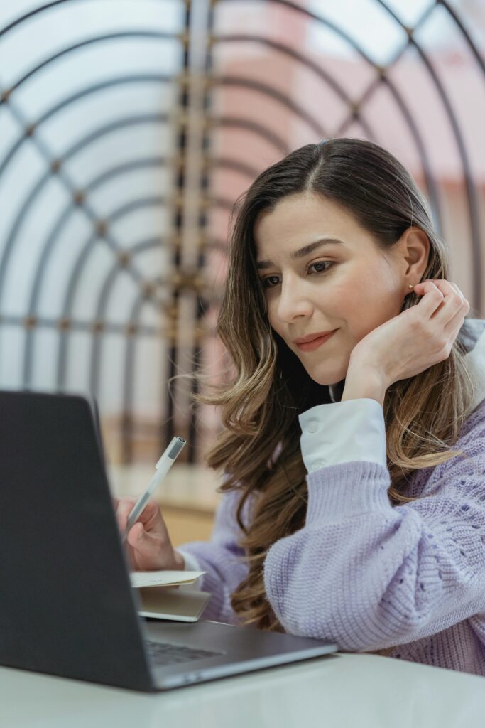Empreendedora planejando produto digital baseado em seu conhecimento.