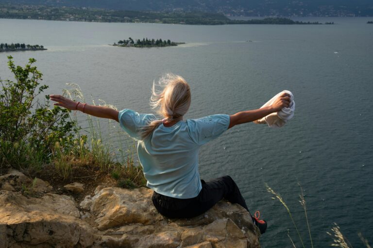 Mulher redescobrindo sua identidade com Deus e vencendo a insegurança interior