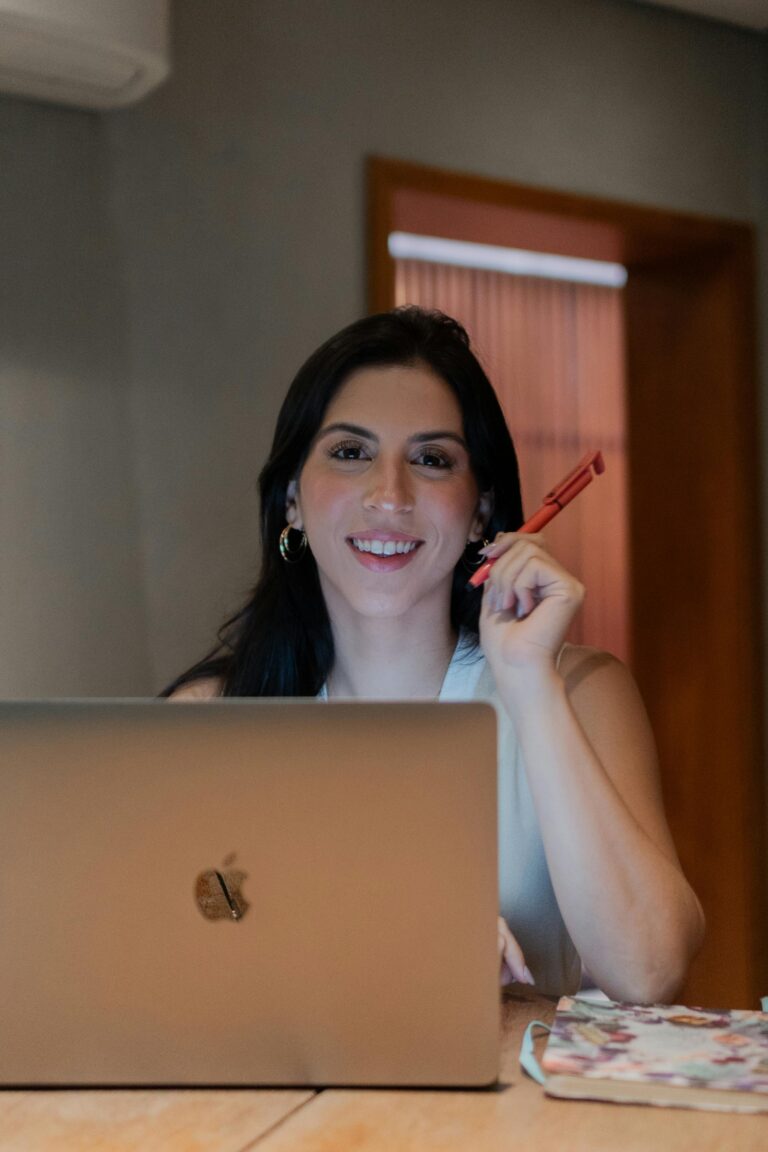 Mulher empreendedora criando ideias em meio a desafios, representando criatividade durante a crise.