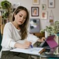Como vencer a procrastinação e ser focado Mulher organizando sua rotina com foco e produtividade