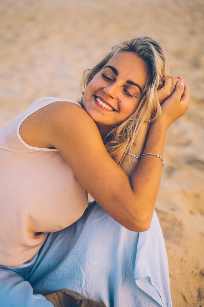Mulher serena em silêncio com olhar contemplativo, representando o impacto transformador da presença.