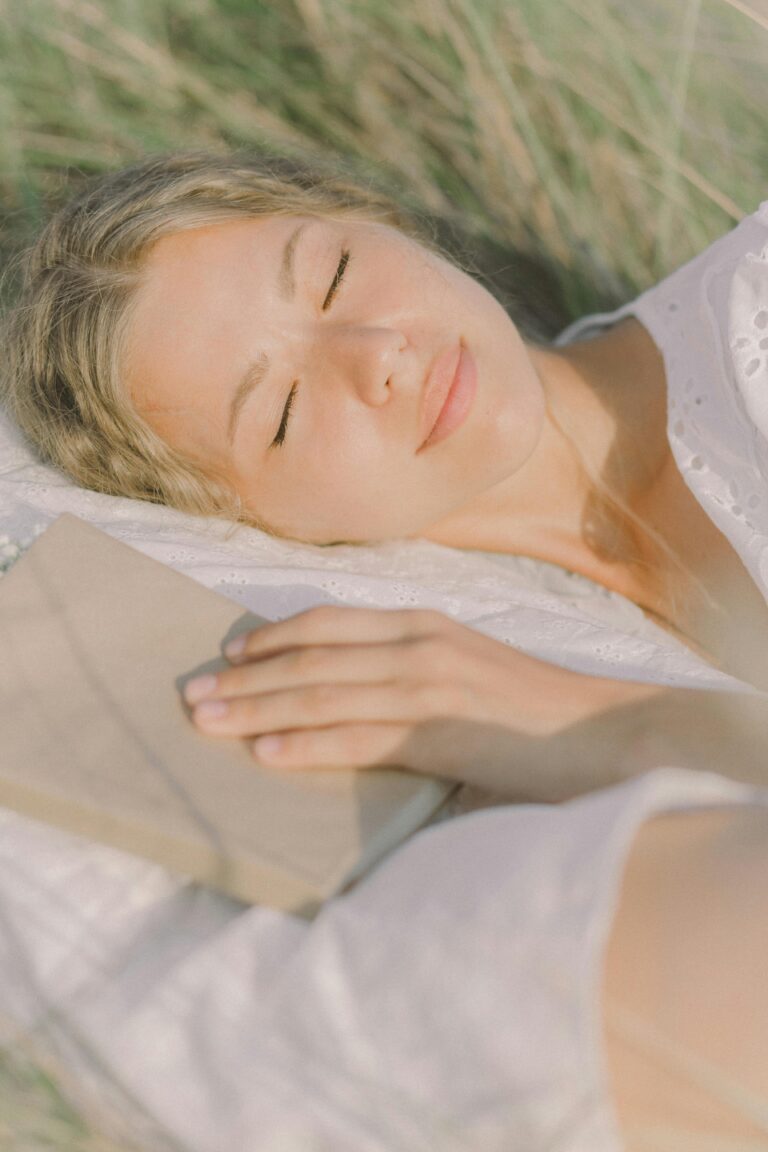 Mulher em silêncio com olhos fechados conectada com a intuição e a natureza
