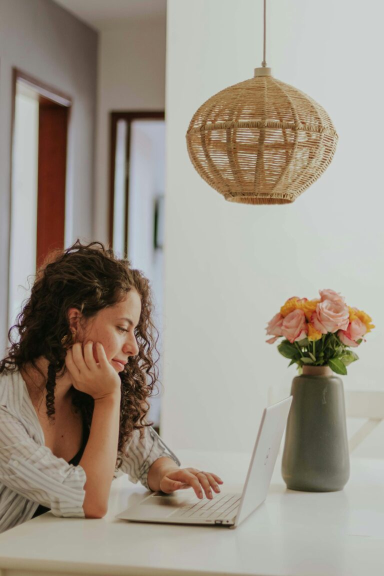 Mulher organizando sua rotina com leveza e conexão pessoal, representando produtividade com alma.