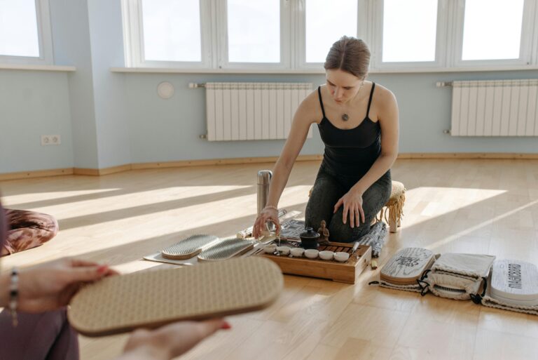 Mulher empreendedora organizando as finanças com estratégia e propósito