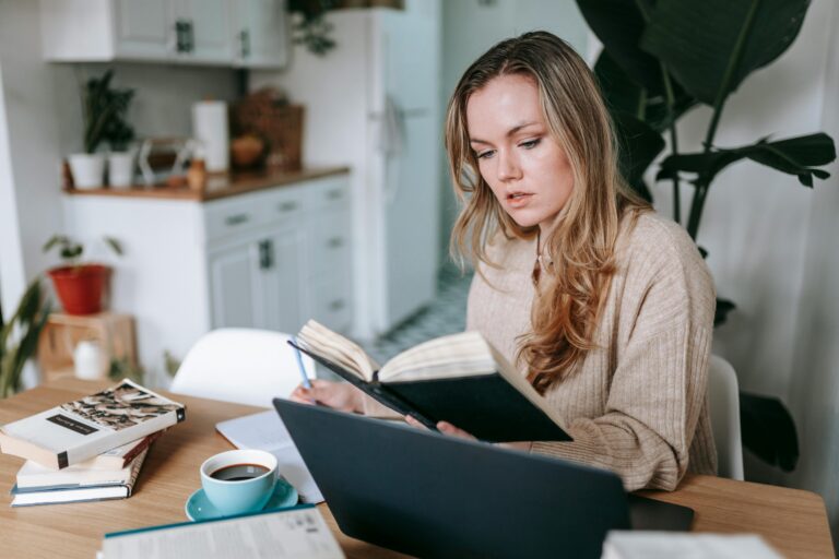 Mulher organizando o dia com planner e xícara de café, representando criação de hábitos poderosos
