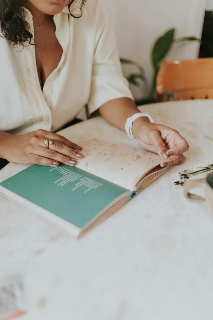 Mulher relaxando com livro em mãos, simbolizando descanso com propósito